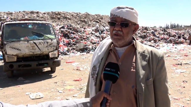 Sana'da 20 yıldan bu yana temizlik görevlisi olarak çalışan Mansur, işi nedeniyle pek çok hastalığa maruz kaldığını anlattı. Fotoğraf: TRT Arabi